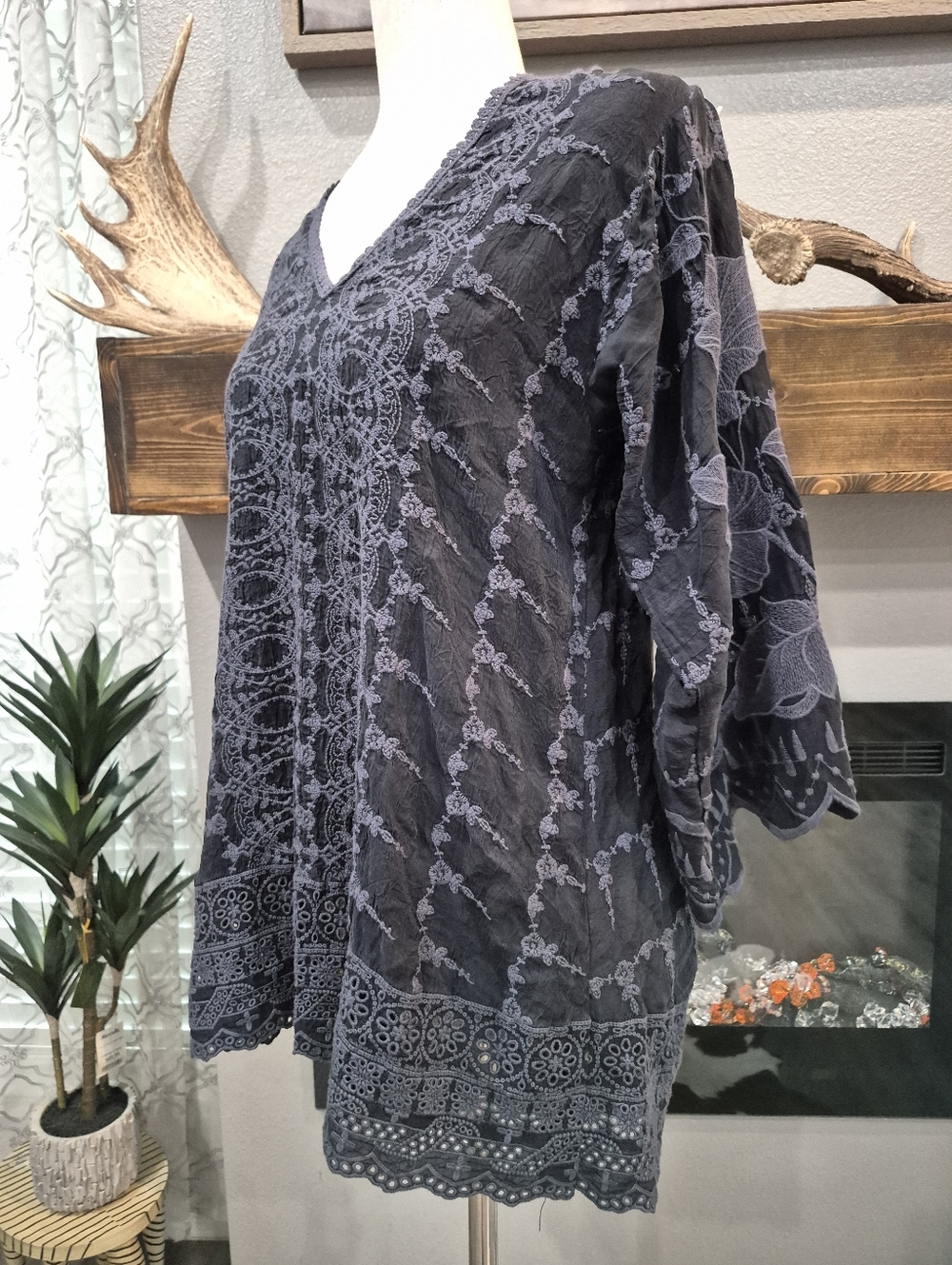 Johnny Was Hakaru  Embroydery Black V-Neck Lace-Trim Tunic Top Size XS, 19" PTP - Picture 4 of 6